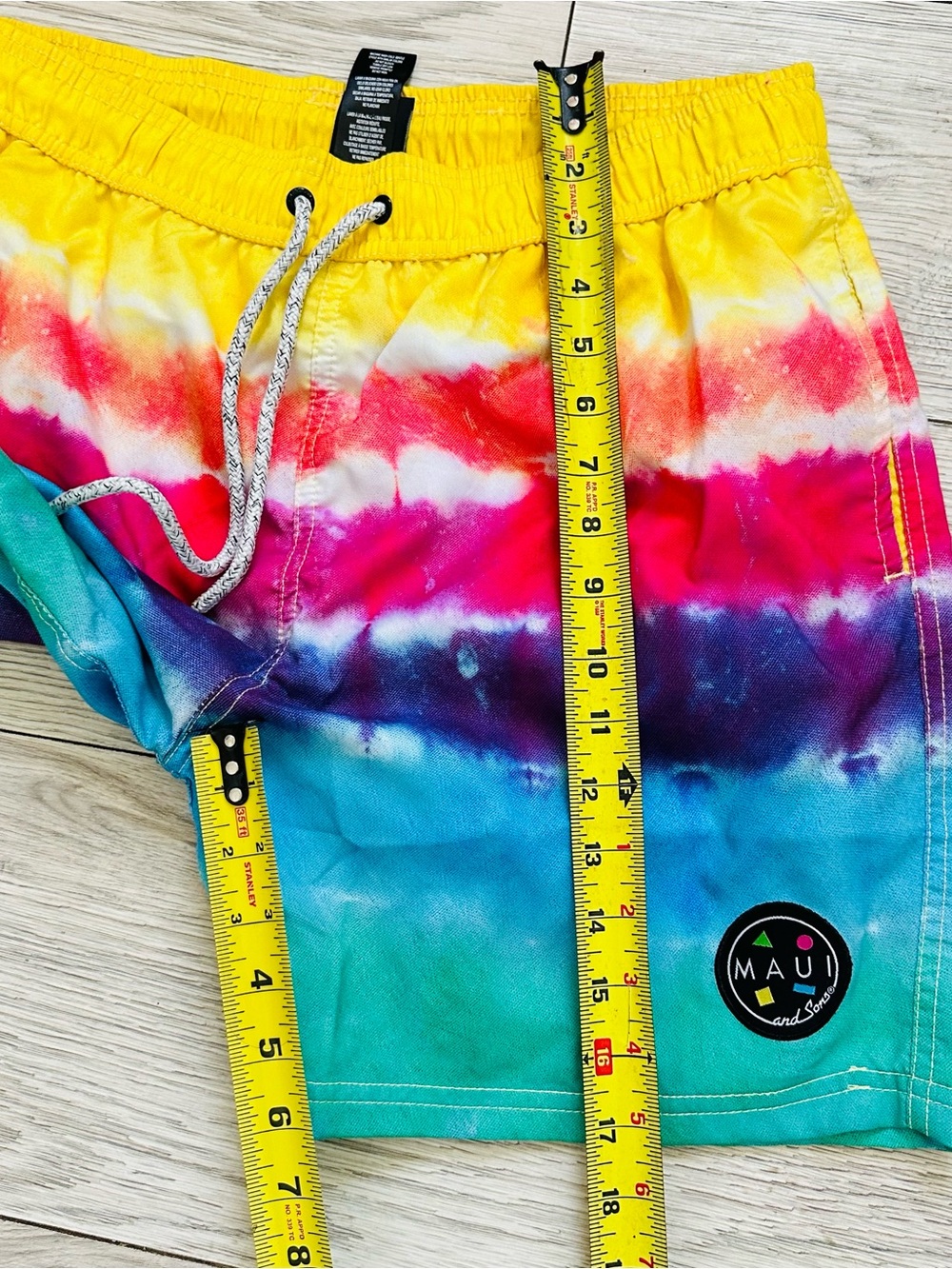 MENS MAUI AND SONS DRAWSTRING TIE DYE LINED SWIM BOARD SHORTS
SIZE L - Picture 3 of 8